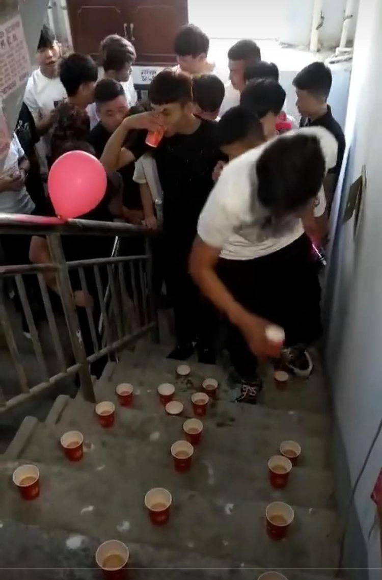 小伙迎亲伴娘团要新郎把楼梯上的酒全喝光看到新郎身后目瞪口歪