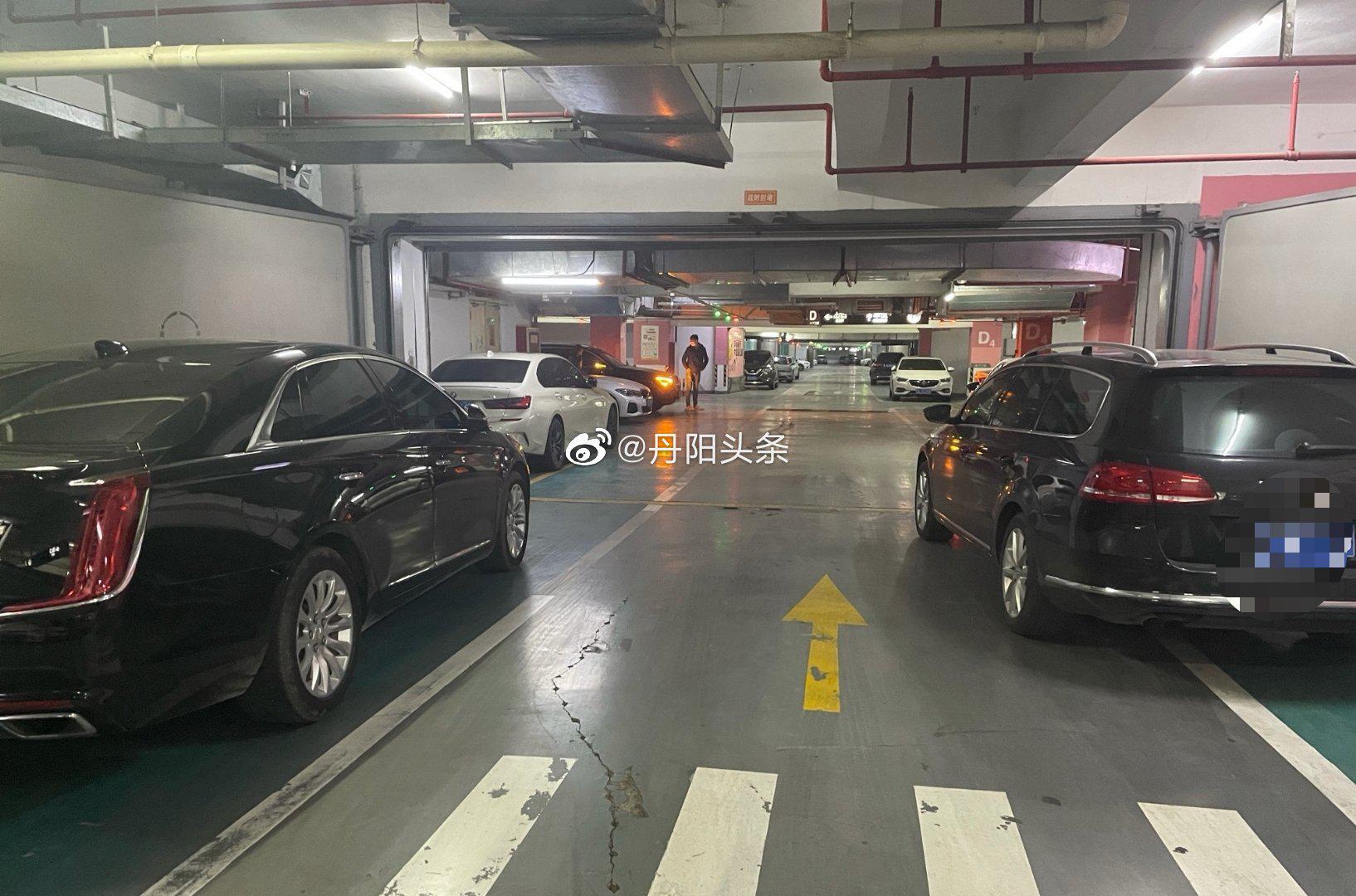 昨天晚上有网友在吾悦地下停车场出口附近