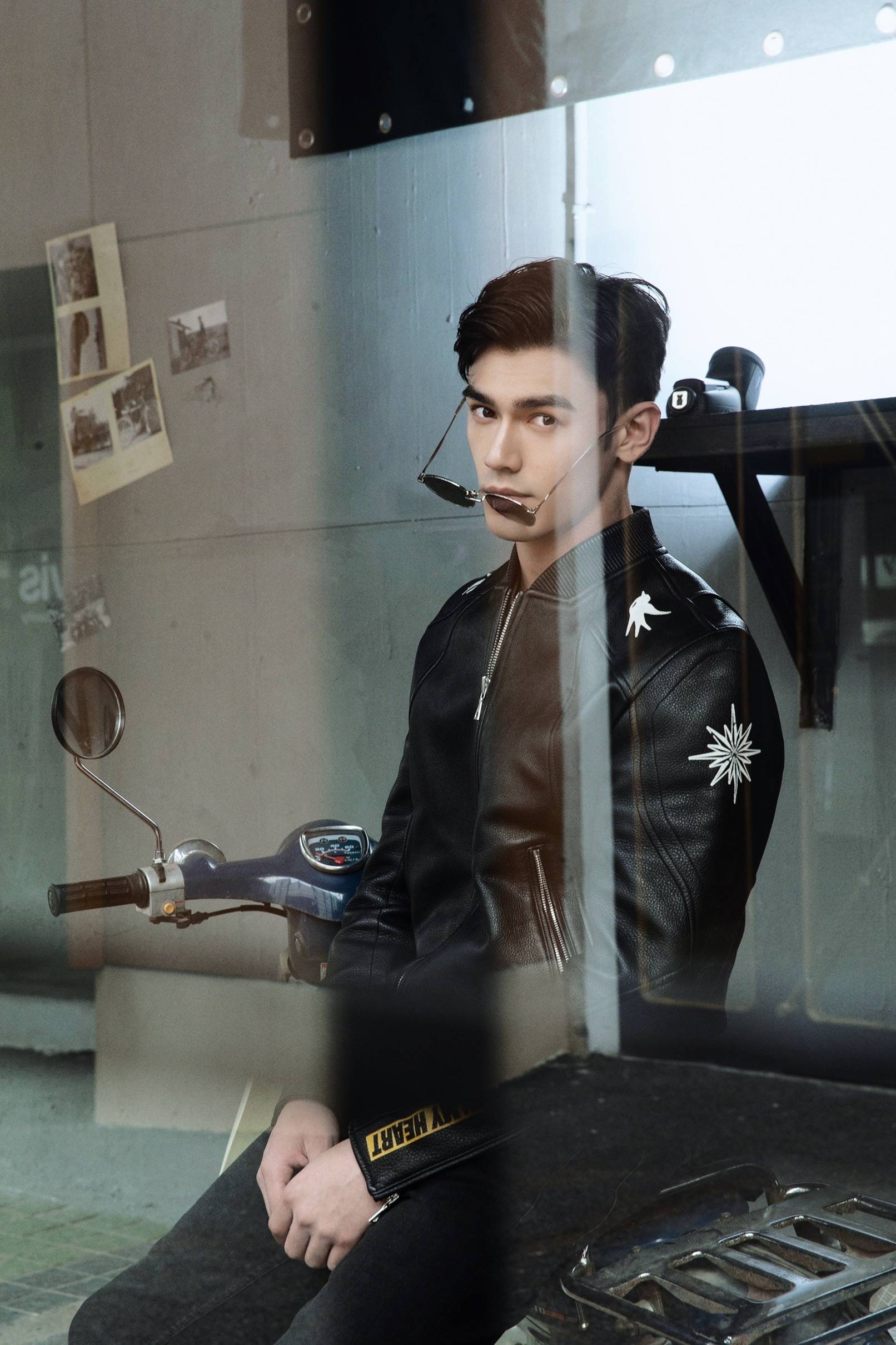 娃尔曝光皮衣写真呆萌大狗勾化身机车酷盖