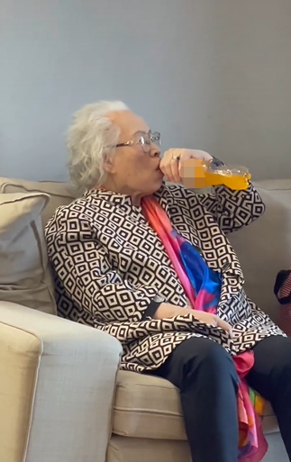 94岁歌唱家郭淑珍近照曝光,满头白发精神矍铄,打扮精致气质出众