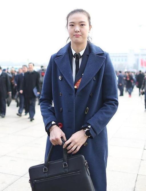 张常宁穿正装出席会议身高体长清纯可人一脸神圣不可侵犯之感