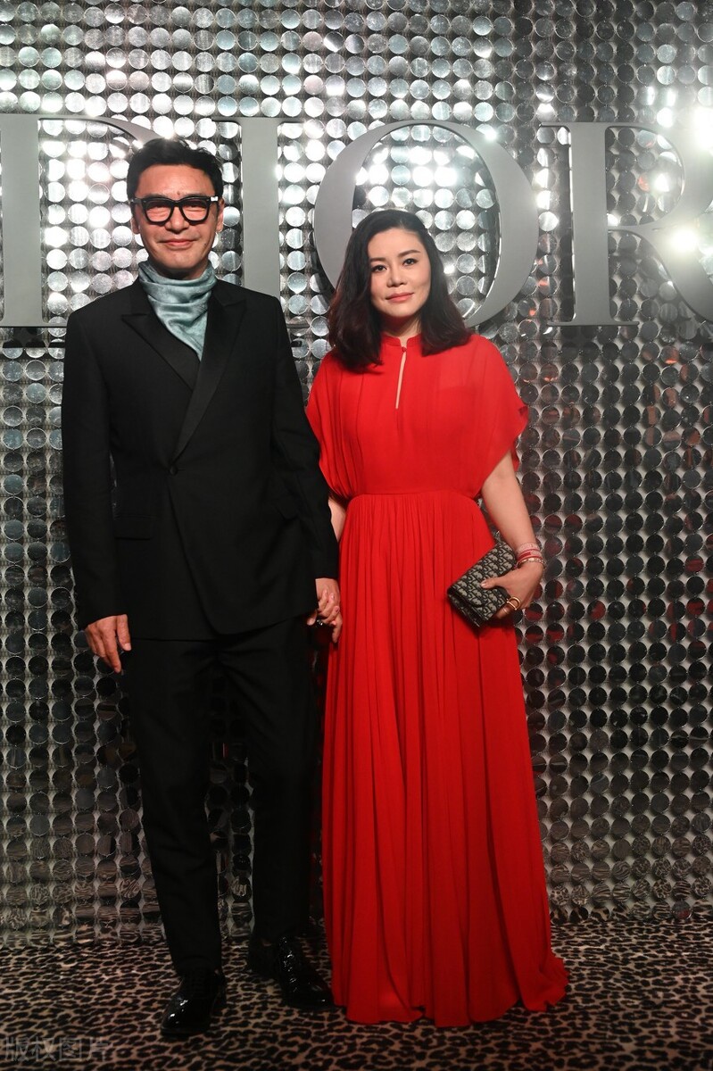 钟镇涛夫妇恩爱亮相范姜素雅不失韵味