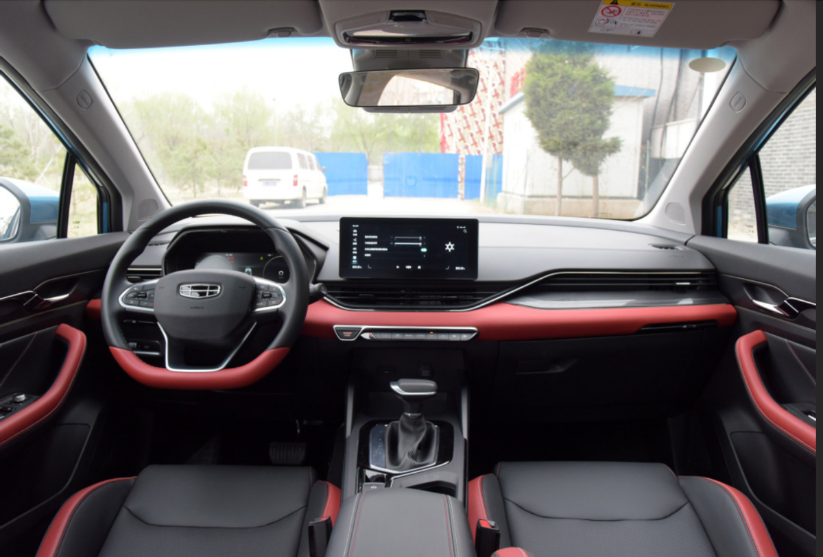 帝豪s的内饰同样也大幅度更新,充分借鉴了星瑞的成功经验,大尺寸液晶