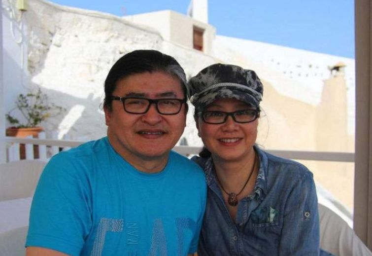 刘欢罕见和妻子走机场,娇妻戴豹纹围巾剪妹妹头,时髦又年轻