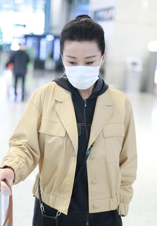 苗圃罕见走机场,打扮飒爽插兜走路像男孩,嫁大19岁富豪生龙凤胎