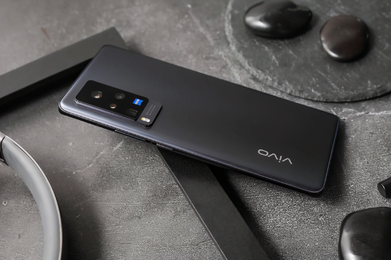vivo x60系列云阶式设计本来就是vivo首创的,第一次是出现在在vivo