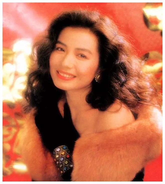 钟楚红在八十年代才刚刚出道就已经是红遍全亚洲的影坛少女.
