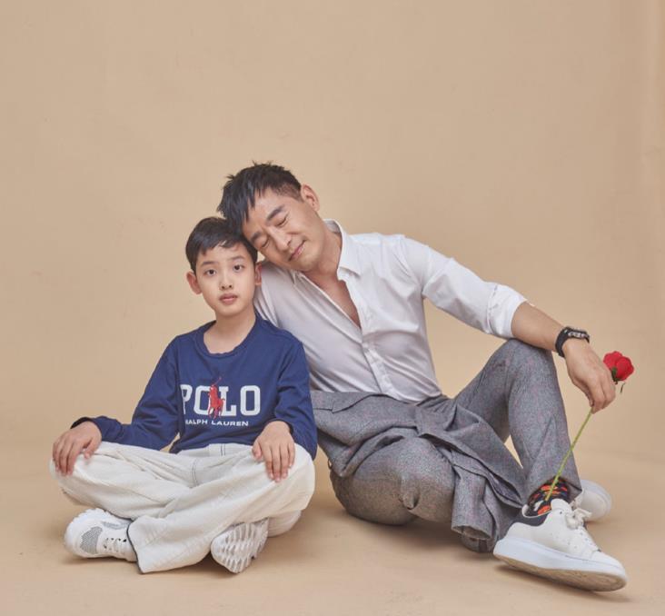 程莉莎为儿子庆11岁生日,晒全家福太温馨,儿子身高已到爸爸肩膀