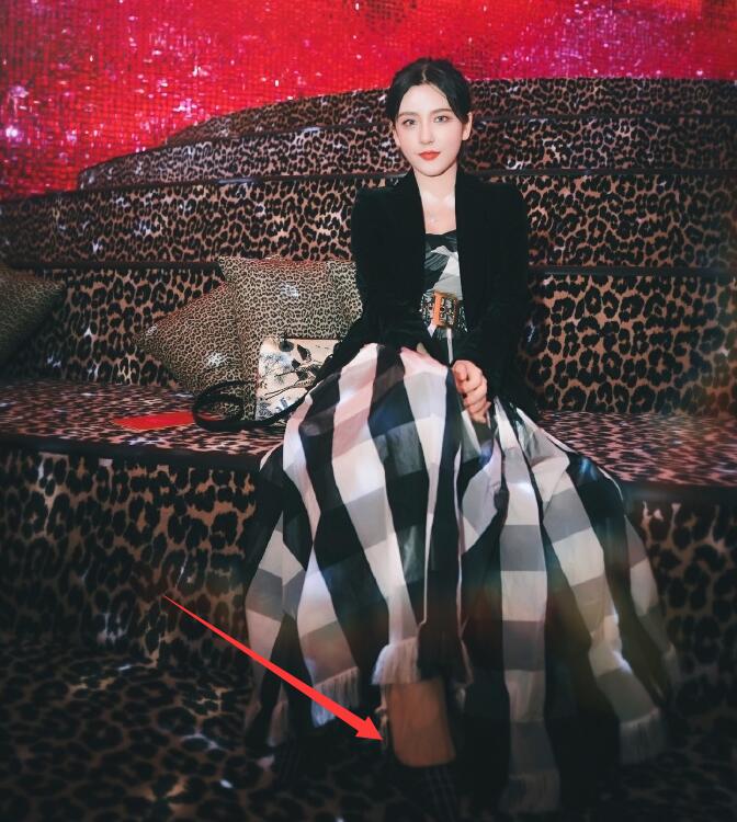 rita又现离谱操作晒最新看秀照片却被发现她脚比脸还大