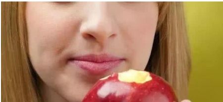 早上空腹吃苹果，坚持一段时间，3个变化或许会悄悄发生！休闲区蓝鸢梦想 - Www.slyday.coM