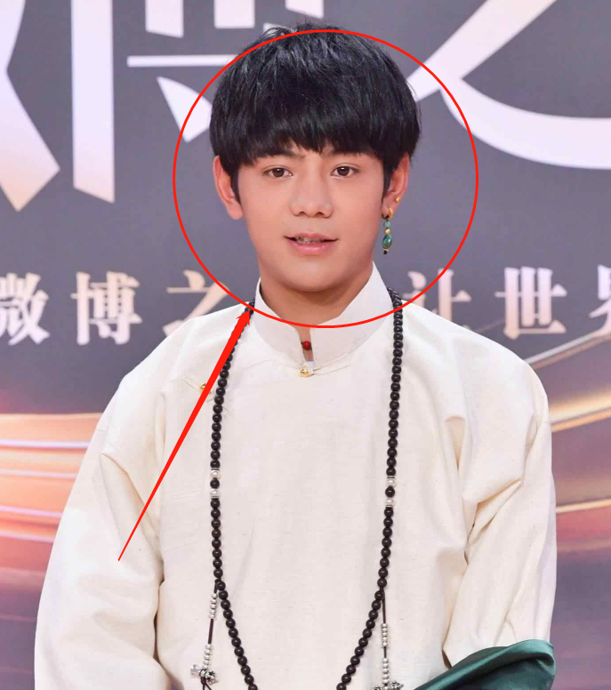 丁真进娱乐圈了?参拍电影路透曝光心情好,五官英气眼神男人味足