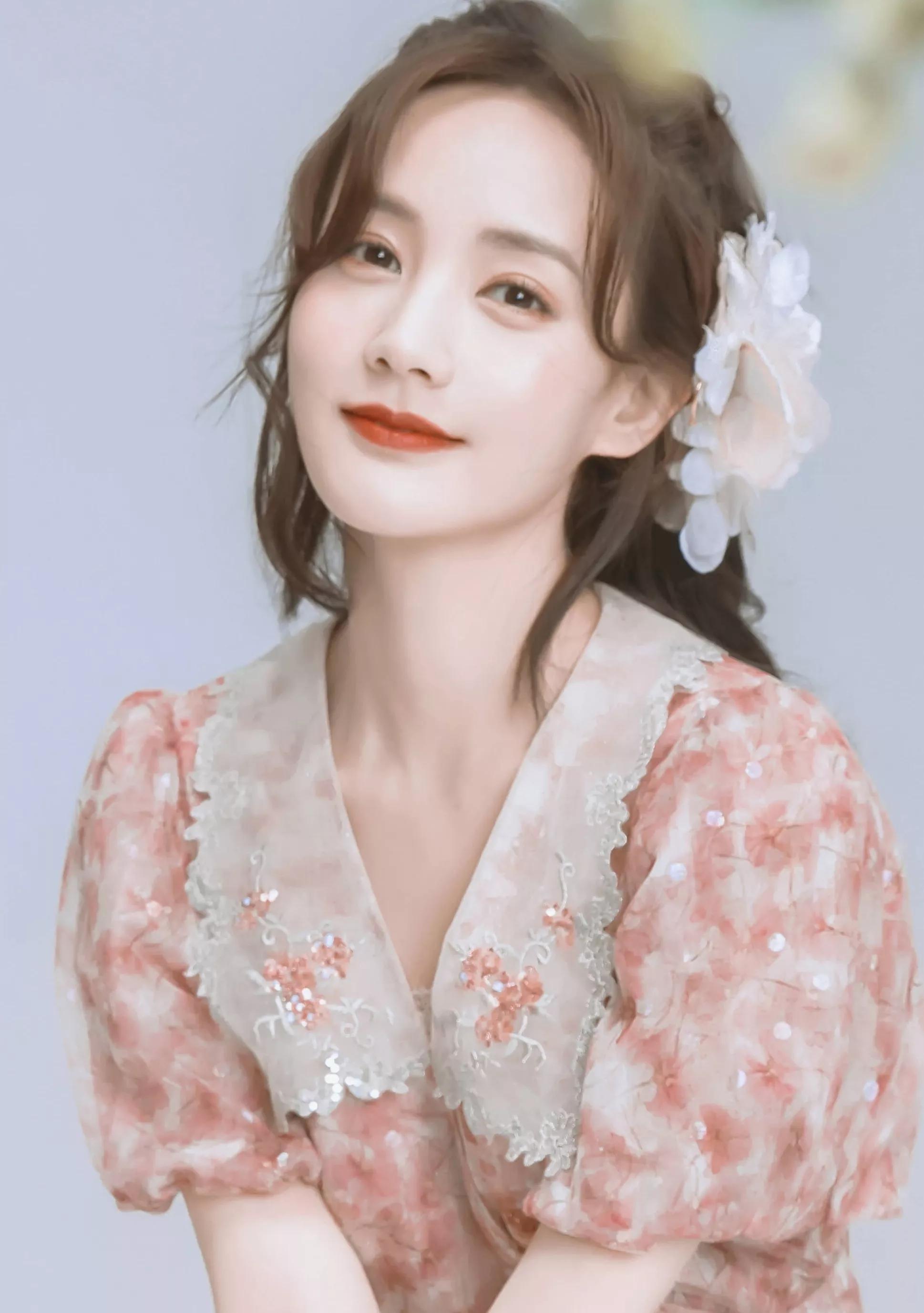 李一桐春意碎花裙大片