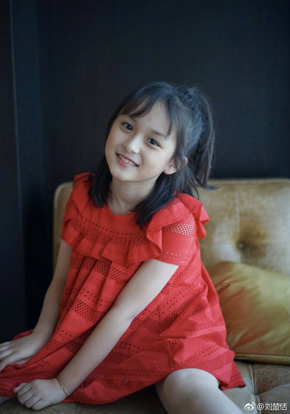 继张子枫后第2个国民闺女诞生!她的父母可比黄磊会"推销"女儿