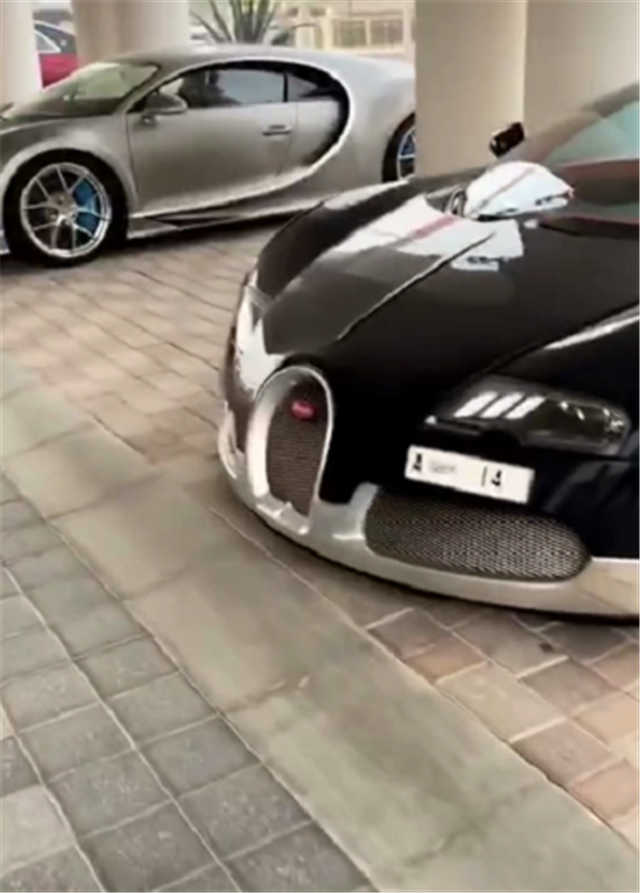 千万布加迪停酒店门口足足有4台每台车车牌都价值不菲