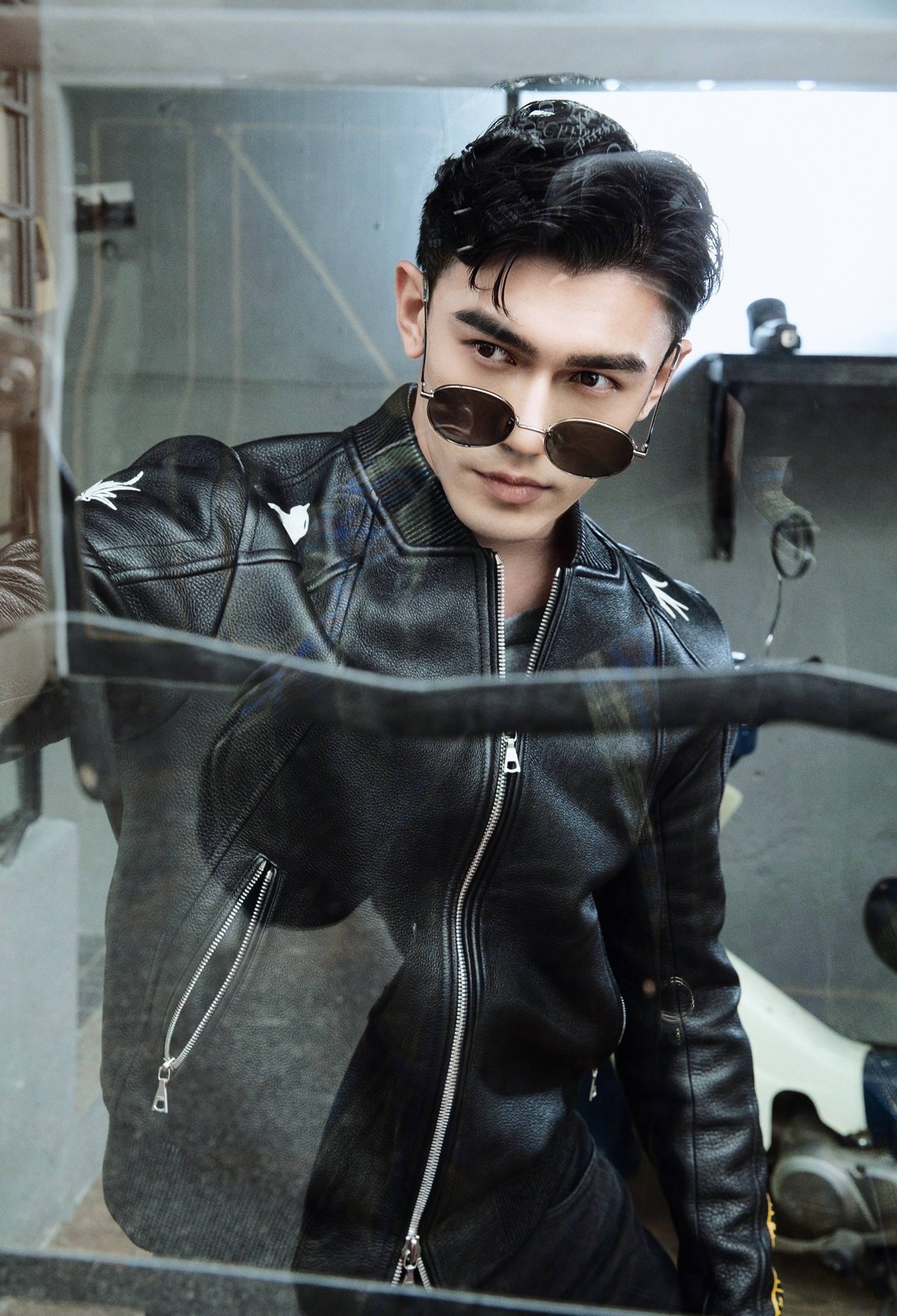 娃尔曝光皮衣写真呆萌大狗勾化身机车酷盖