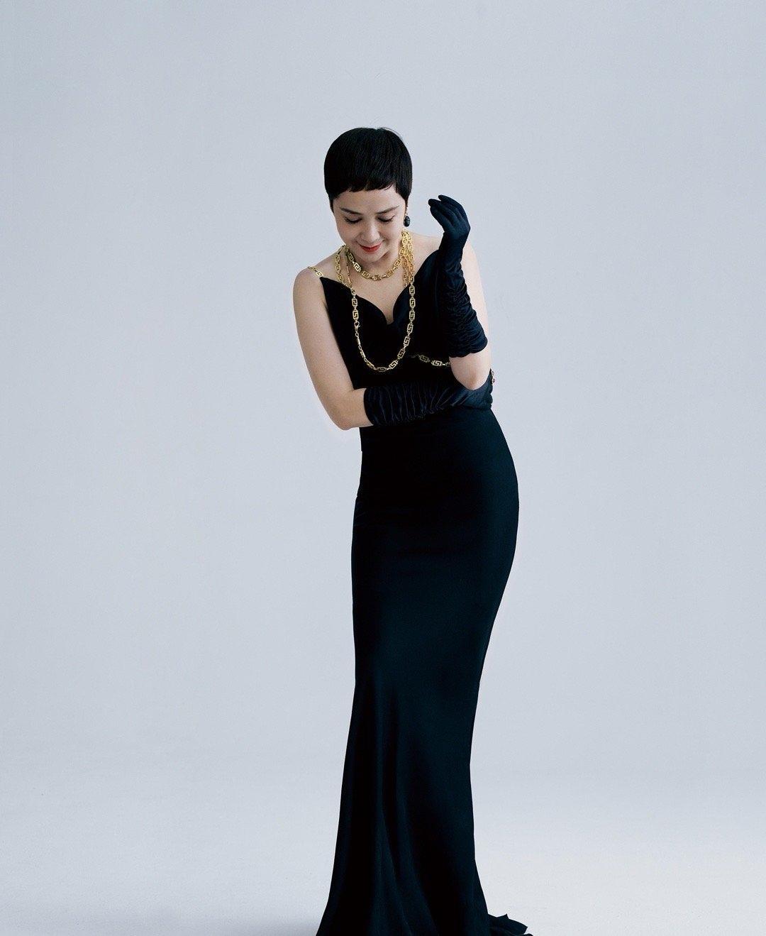 54岁蒋雯丽到了大婶的阶段,品味越发简约,穿连衣裙配腰带真高级