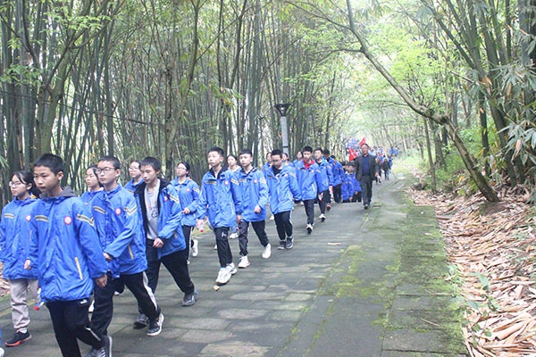 在行走中磨练意志 大足区城西中学开展远足活动