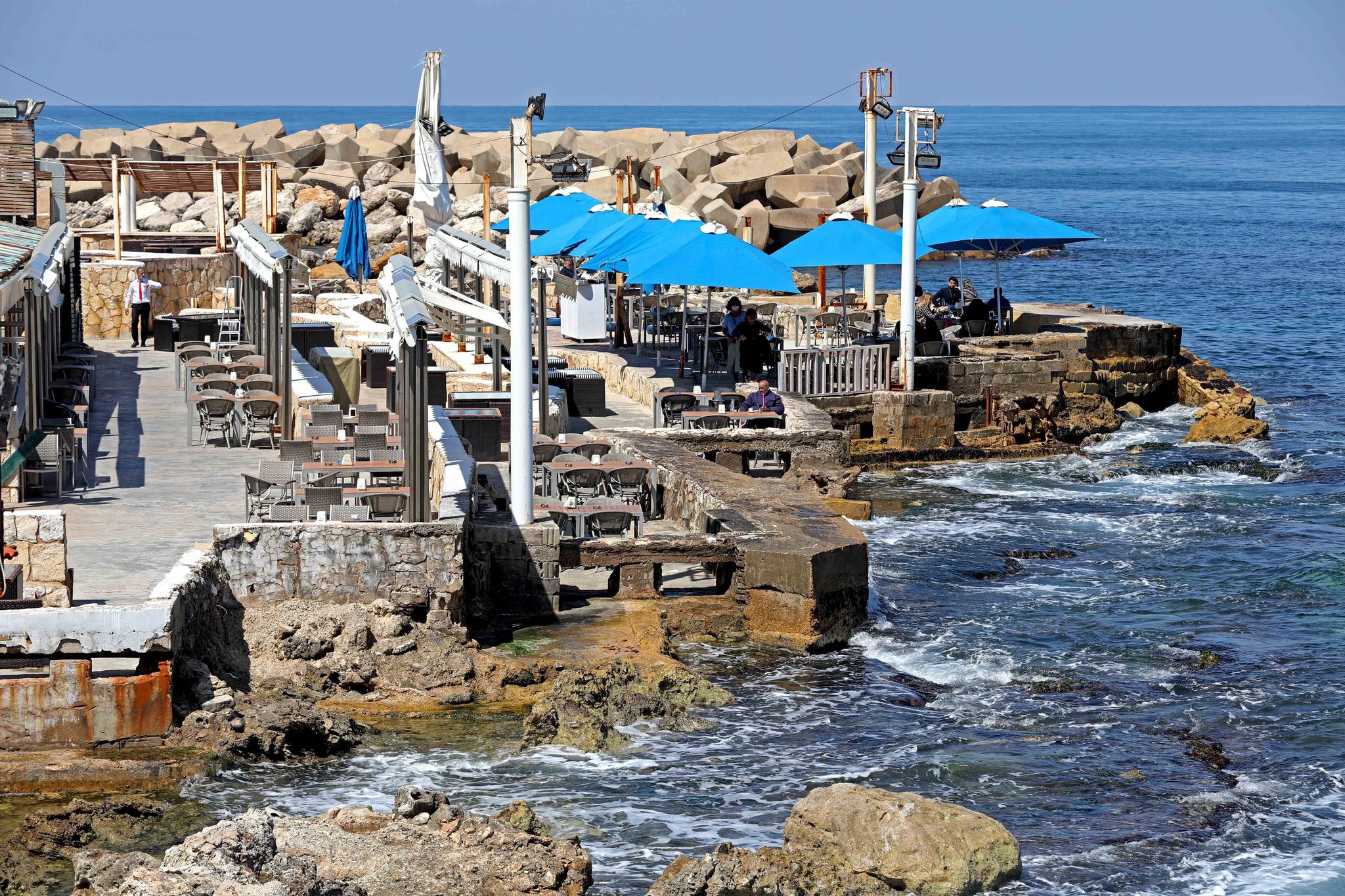 这是4月13日在黎巴嫩贝鲁特拍摄的一家空荡荡的海滨餐厅.