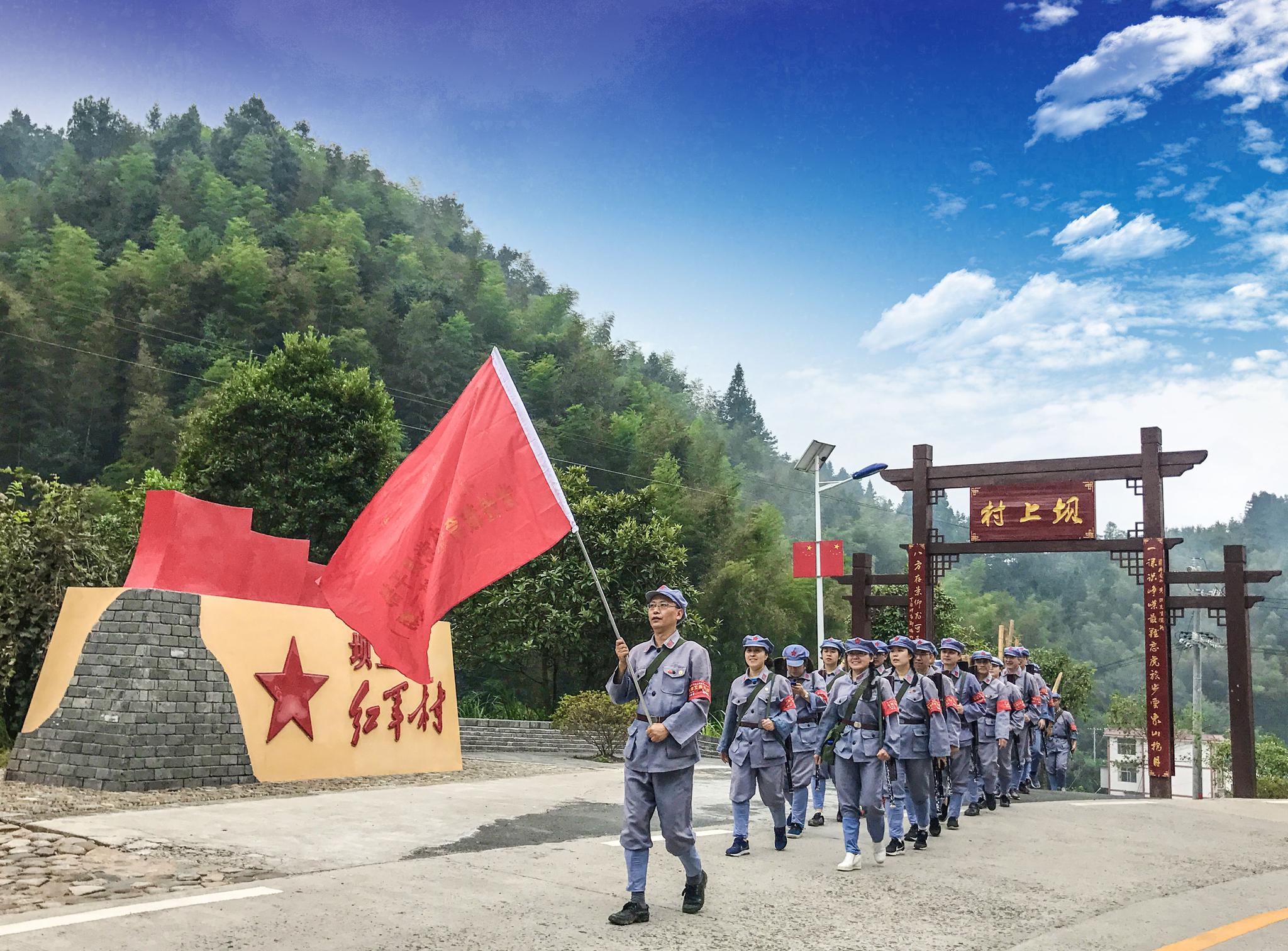 游客在江西井冈山体验红色旅游项目.