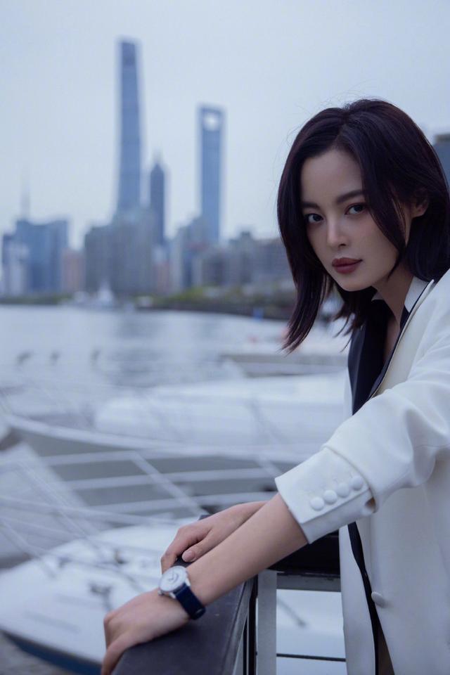 辛芷蕾生图上热搜穿西装故意露一截腰博眼球身材好就是抢镜