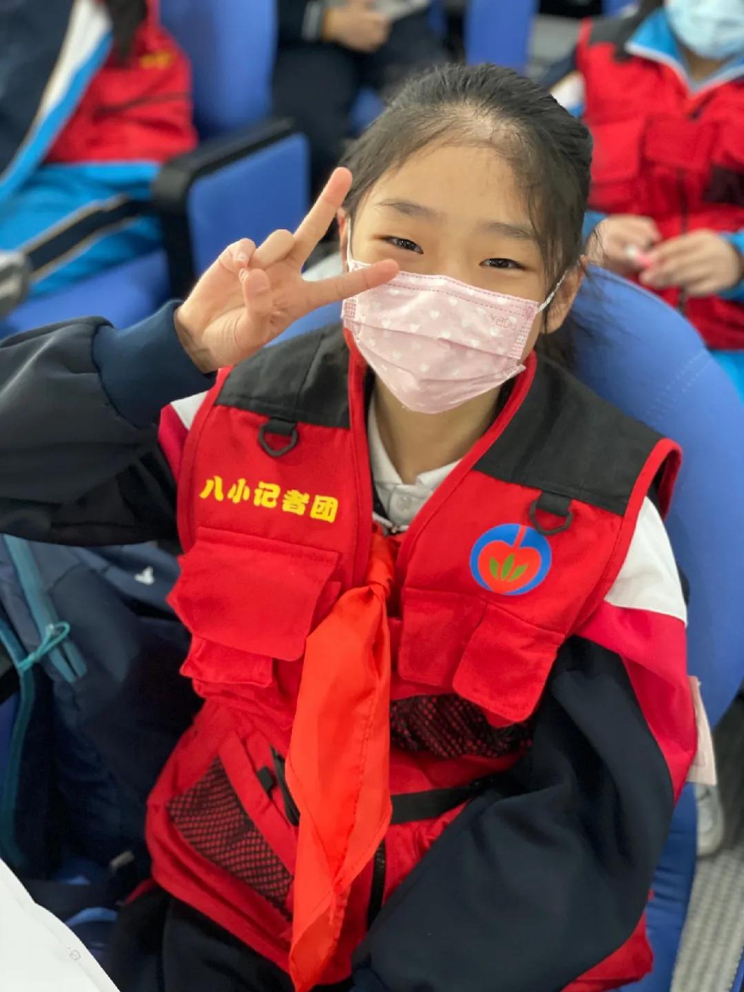 海淀区八里庄小学小记者采访原八一飞行表演队副队长:张信民