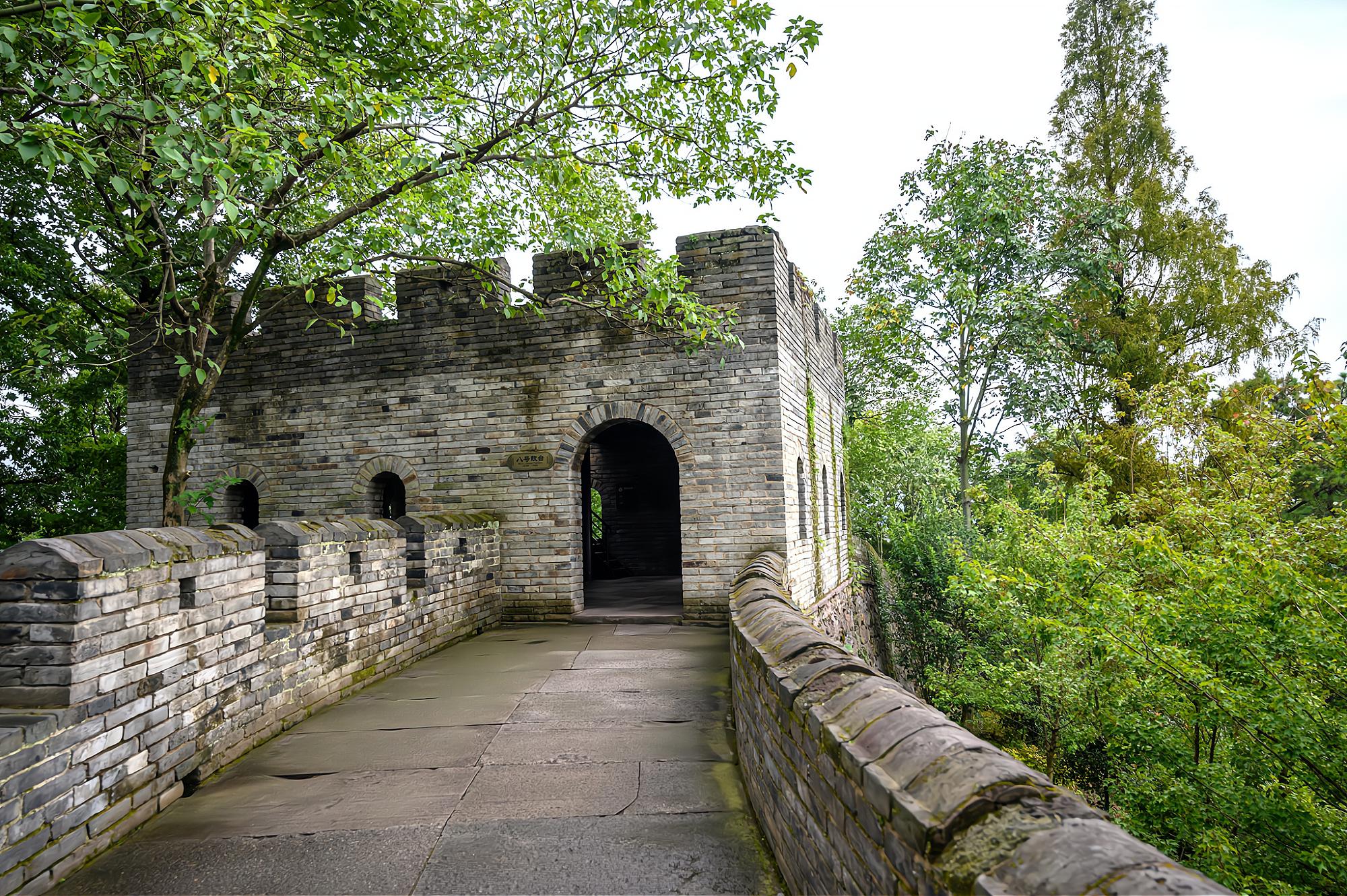 瓮城位于毗邻灵江的城墙处,包括兴善门,朝天门,镇宁门和靖越门4座瓮城