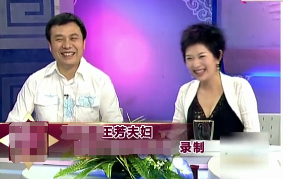 主持人王芳往脸上扎针,眼皮肿胀熊猫眼明显,曾在节目录制中咯血