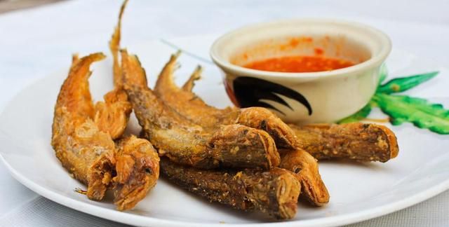 炸小鱼时,用面粉还是鸡蛋,多加1样,吃起来外酥里嫩放凉也好吃