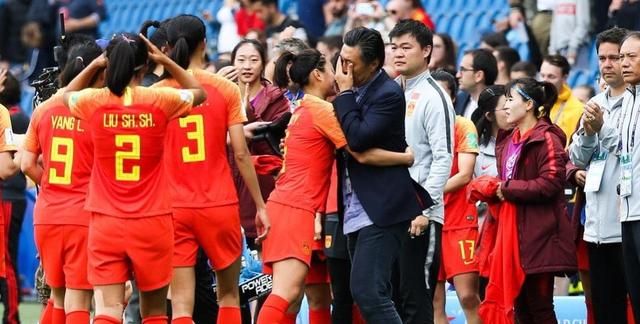 而当贾指导接手中国女足时,身为前女足球员的唐坤媛选择了支持他的