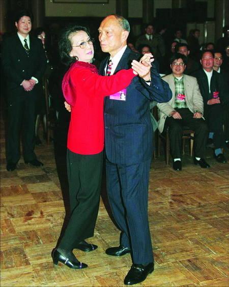 丈夫因病去世,俩大儿子也意外去世,她却把小儿子培养成千亿富豪休闲区蓝鸢梦想 - Www.slyday.coM 丈夫因病去世,俩大儿子也意外去世,她却把小儿子培养成千亿富豪休闲区蓝鸢梦想 - Www.slyday.coM