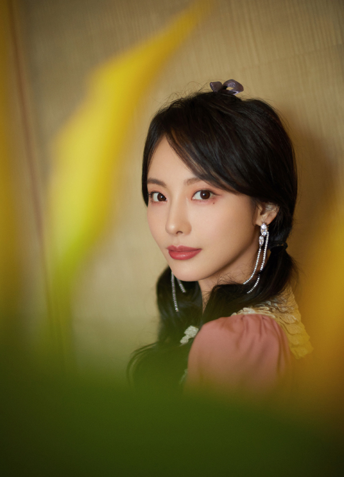 张嘉最新写真曝光,穿粉色裙配双马尾甜美俏皮,回到"紫菱"时期|张嘉倪