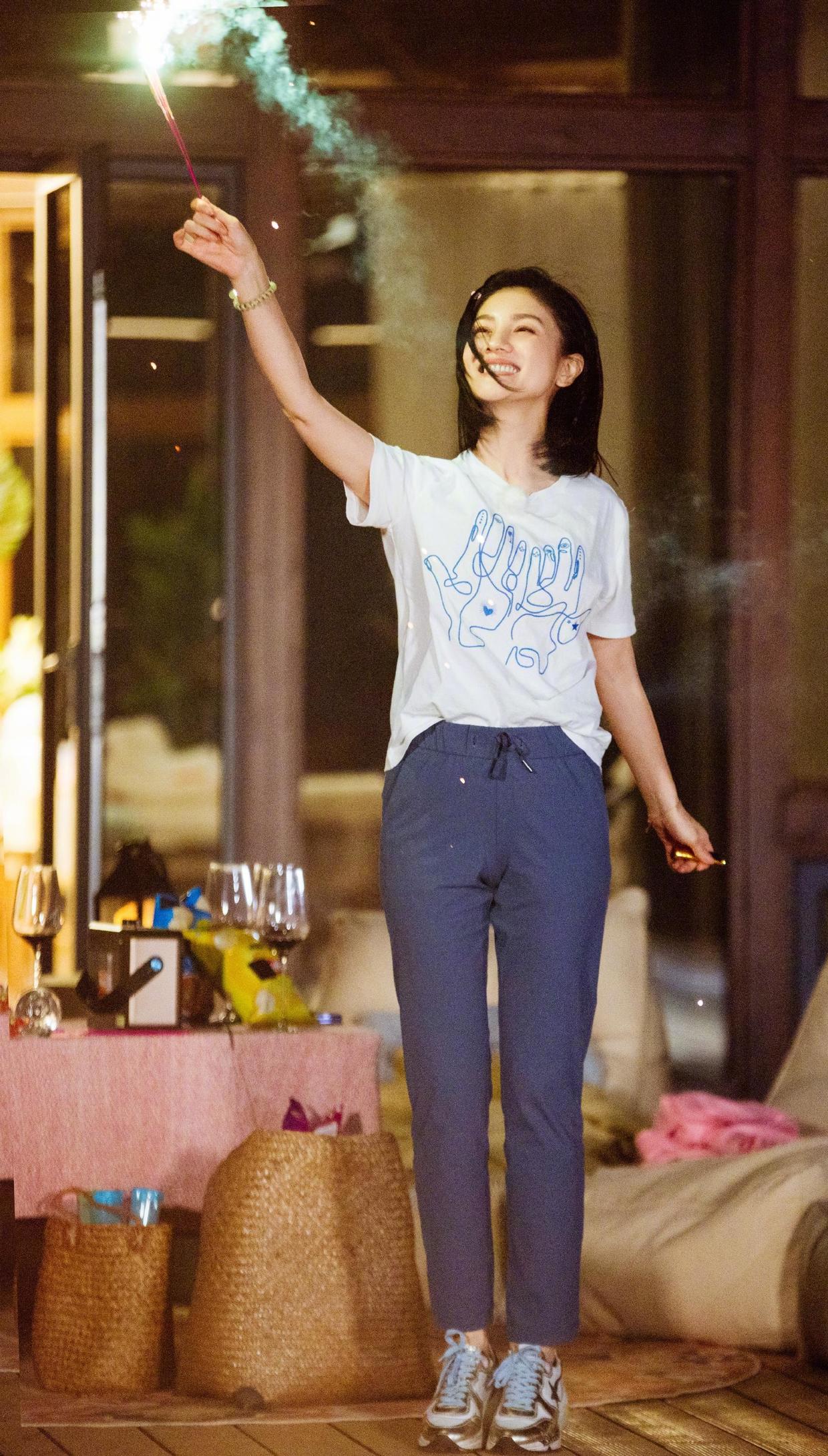 45岁胡可的春季穿搭连衣裙休闲装穿出时髦感气质高级大气