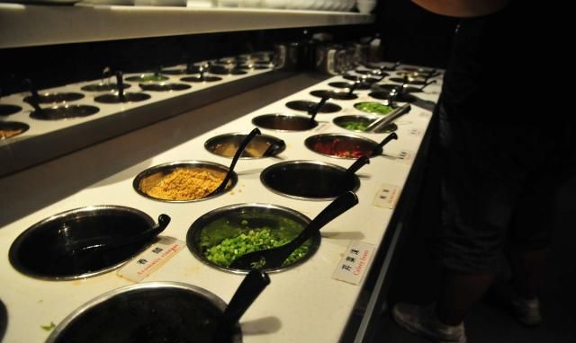 顾客花17元吃海底捞,还说店员态度尴尬：贪小便宜害孩子!休闲区蓝鸢梦想 - Www.slyday.coM