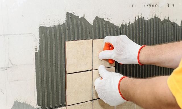 搅拌成膏状,铺贴时,需要先在瓷砖背面涂上一层,然后在墙面也涂上一层