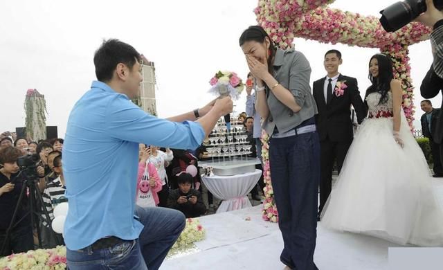 2012年,在张庆鹏的婚礼上莫科勇敢地向亚洲蝶后周雅菲求婚,虽然抢戏却