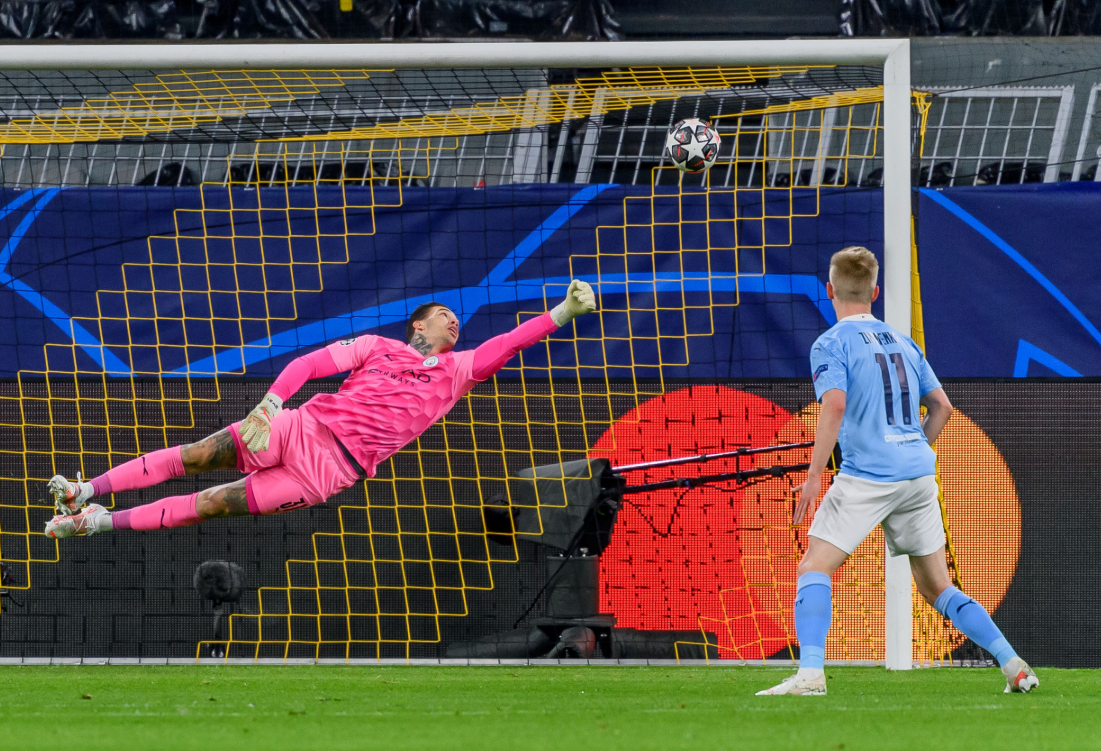 哈兰德回传,达胡德射门被挡,贝林厄姆得球后原地半转身射门,埃德森扑