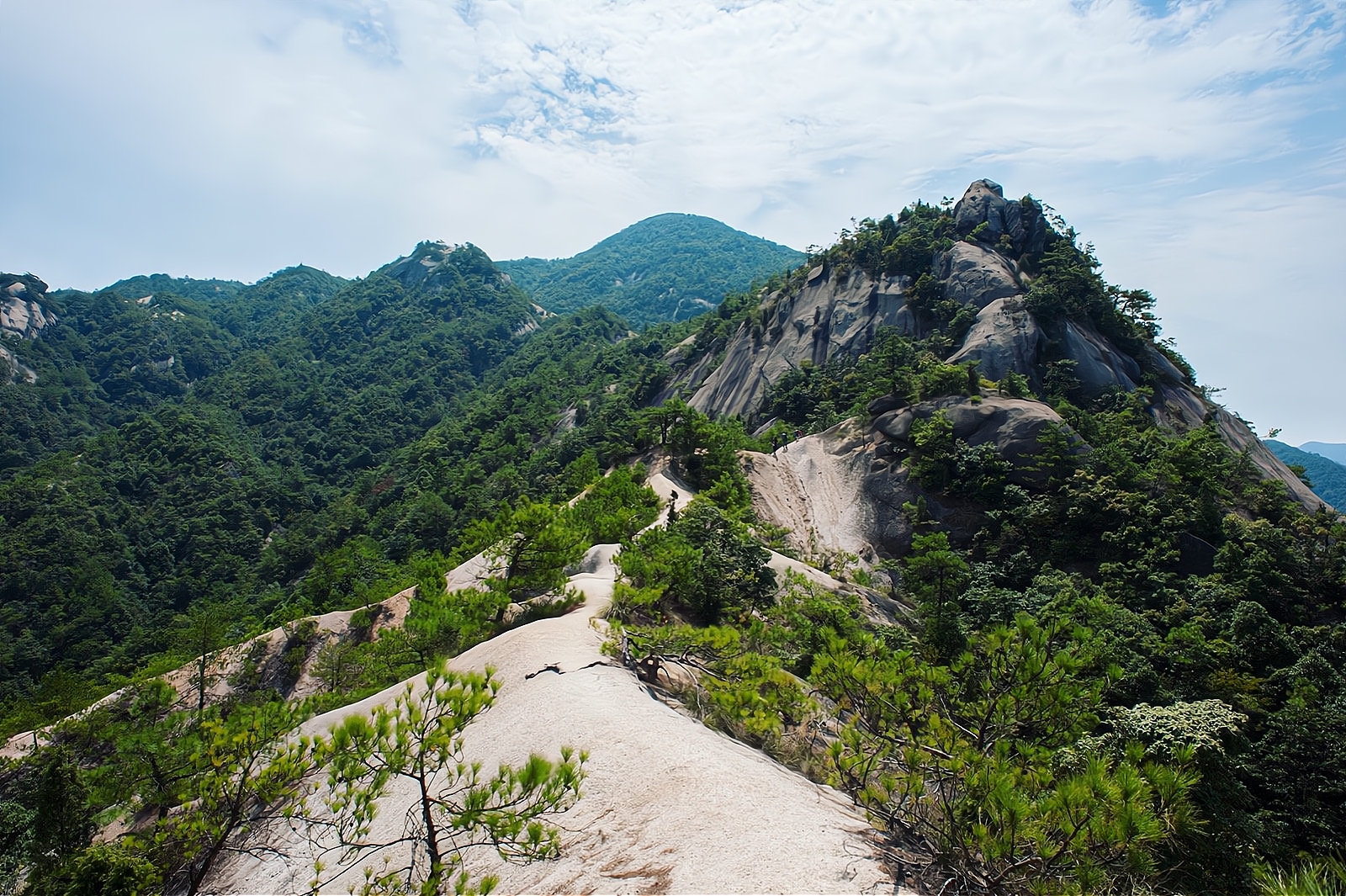 安徽这座山十分个性山顶景观恍若沙漠被驴友称为徒步天堂