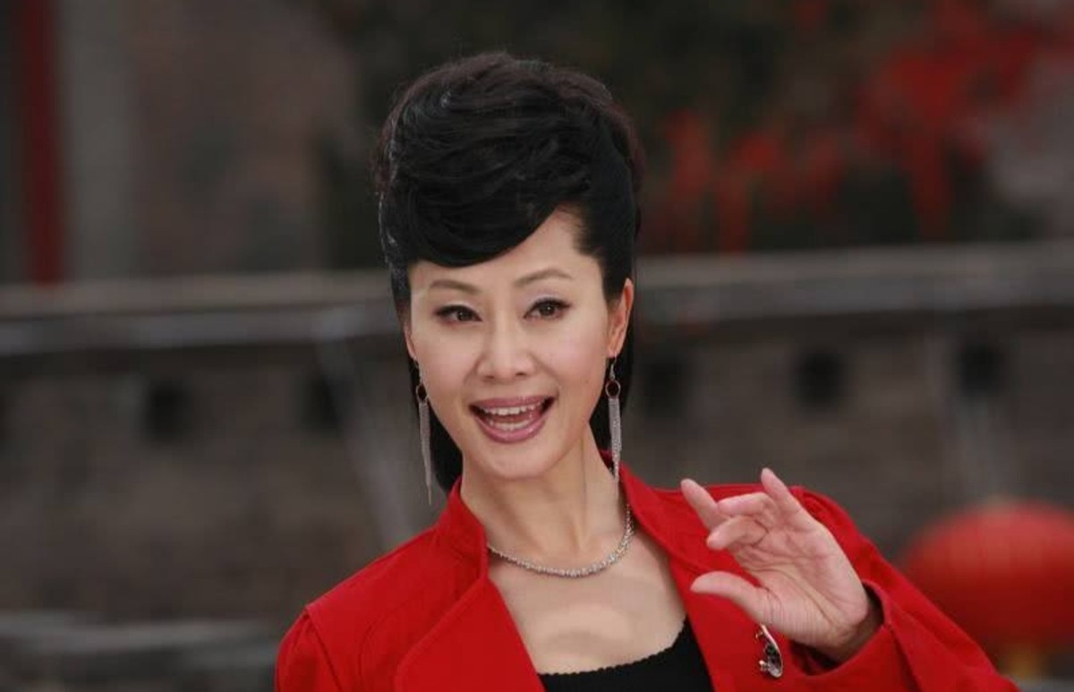 56岁于文华好节俭鞋子开口粘上继续穿坐姿被说像农村老太太