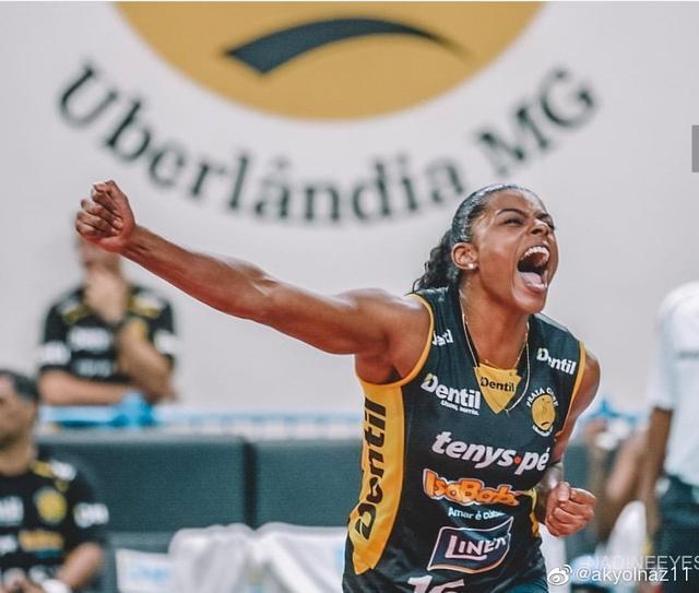 费加雷是巴西女排的当家球星之一,虽然身高只有1.