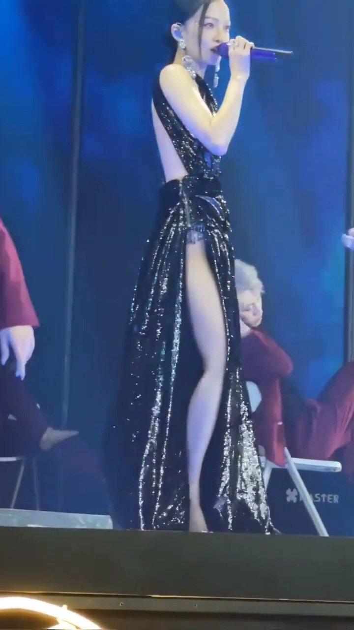 张韶涵高开叉造型太绝,腰瘦长腿性感爆棚