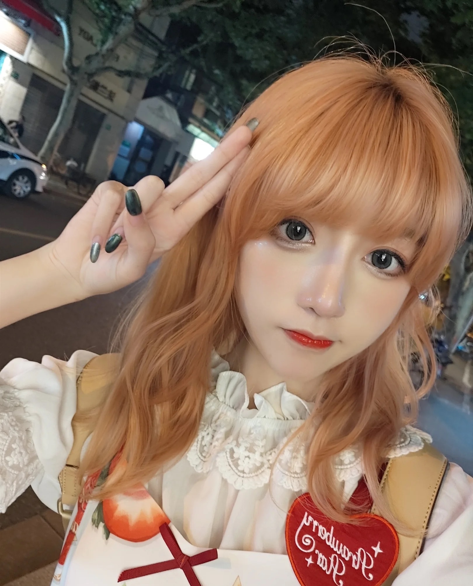 不得不说咬米的腿确实又细又长,一眼看上去也让人赏心悦目,然而很快