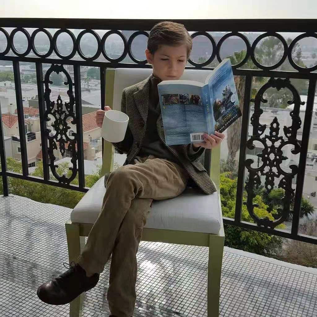 虽然电影人物设定的颜值与雅各布·特伦布莱本人外貌差距很大,但他的