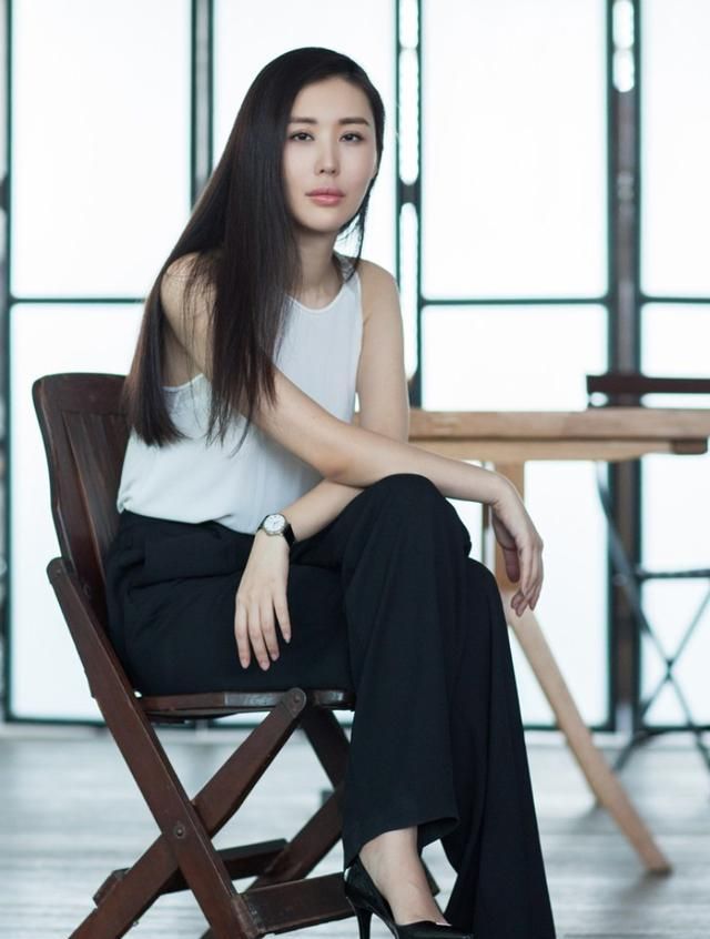 其实田朴珺本人的身高已经不算矮小了,172cm的她在女生中怎么也算得上