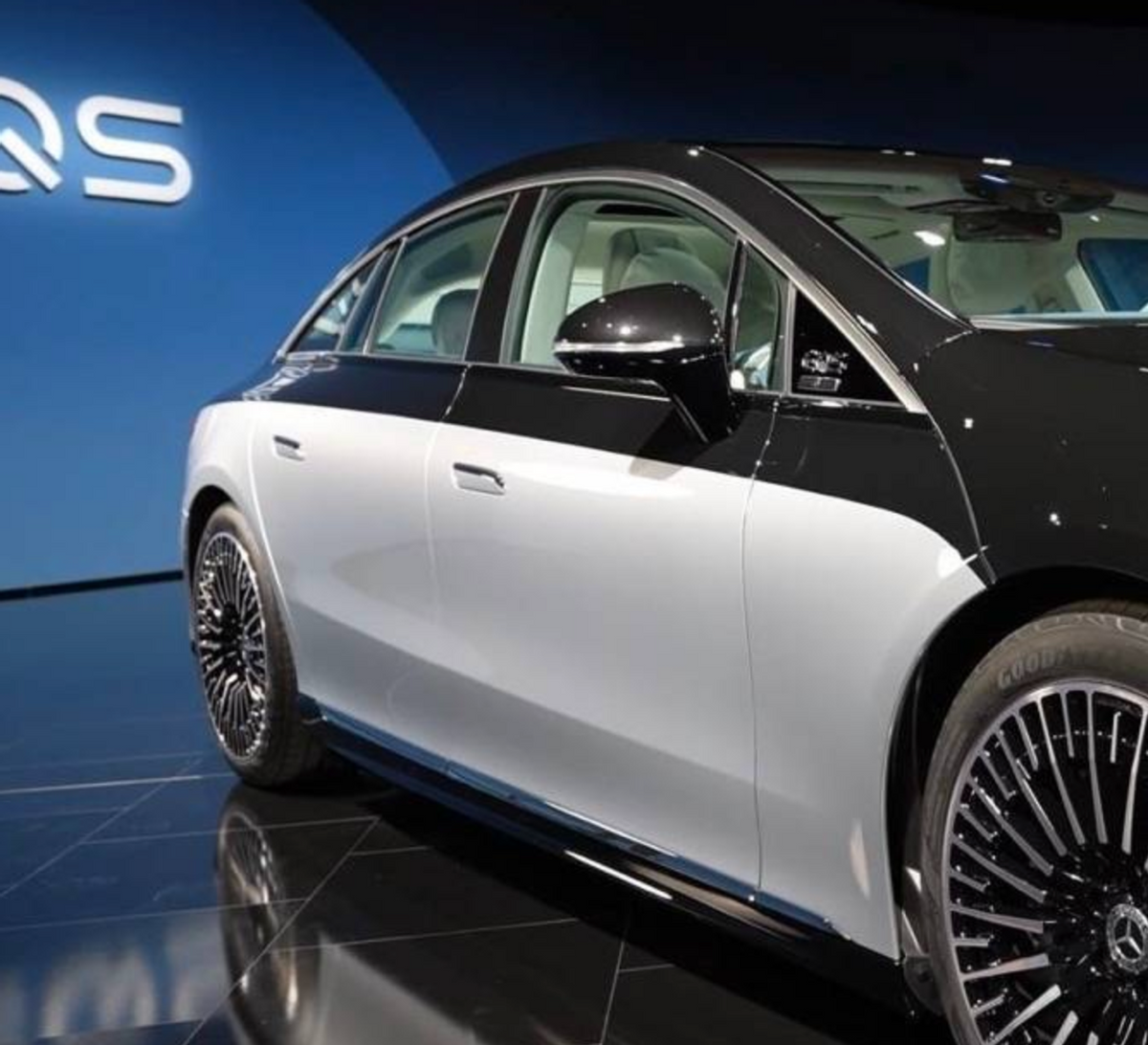 新车速递丨双色车身掀背尾门梅赛德斯奔驰eqs实车曝光