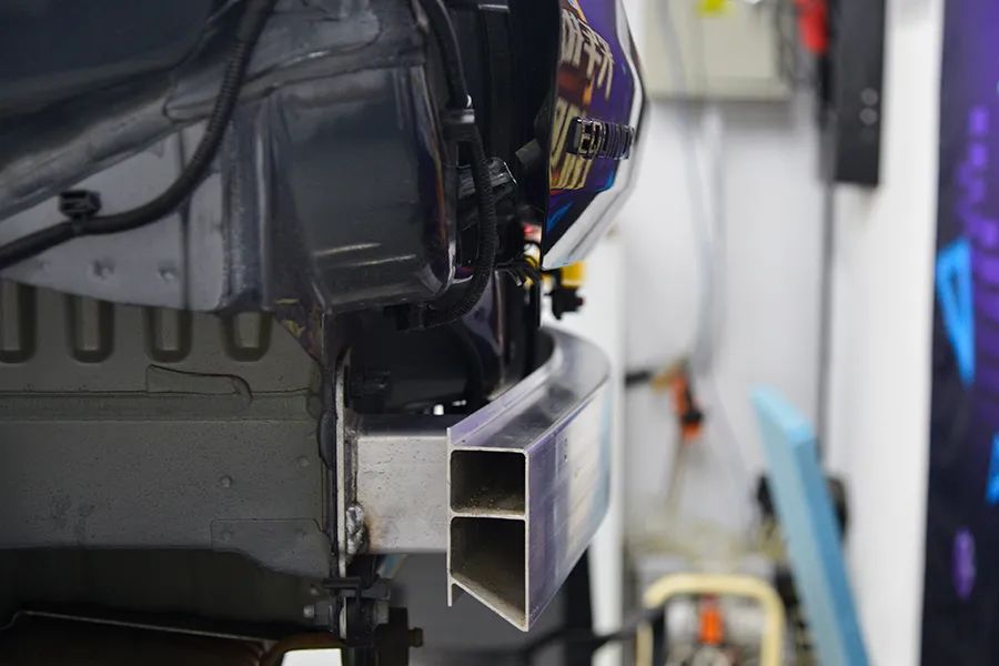 后吸能盒也是铝合金材质,安装螺栓齐全,焊接到位,不过没有相应的溃缩