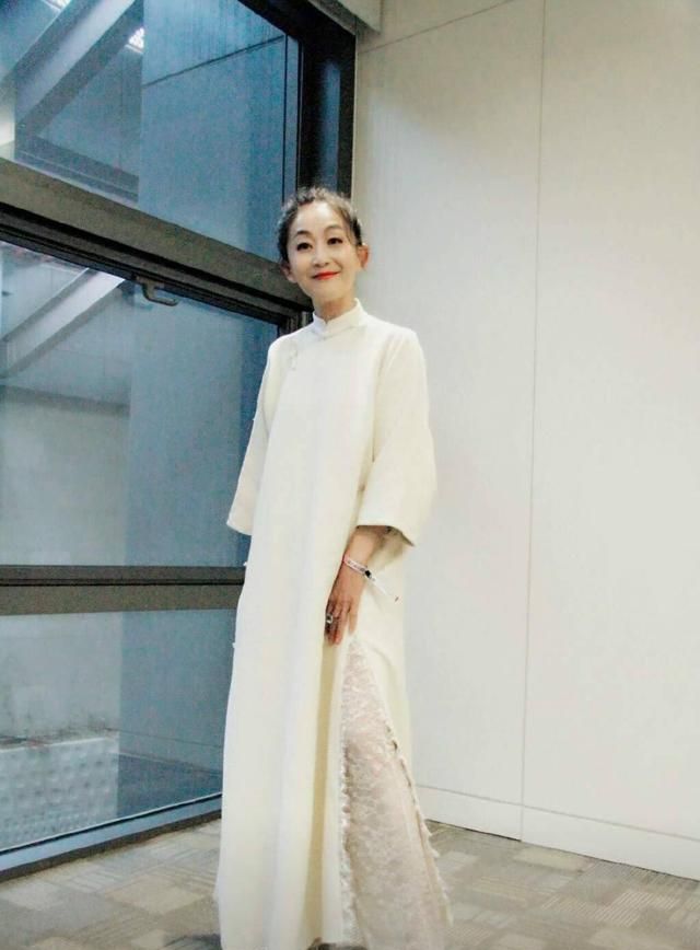 陈瑾的时尚看不懂,旗袍配喇叭裤不算什么,头上四个小丸子啥意思