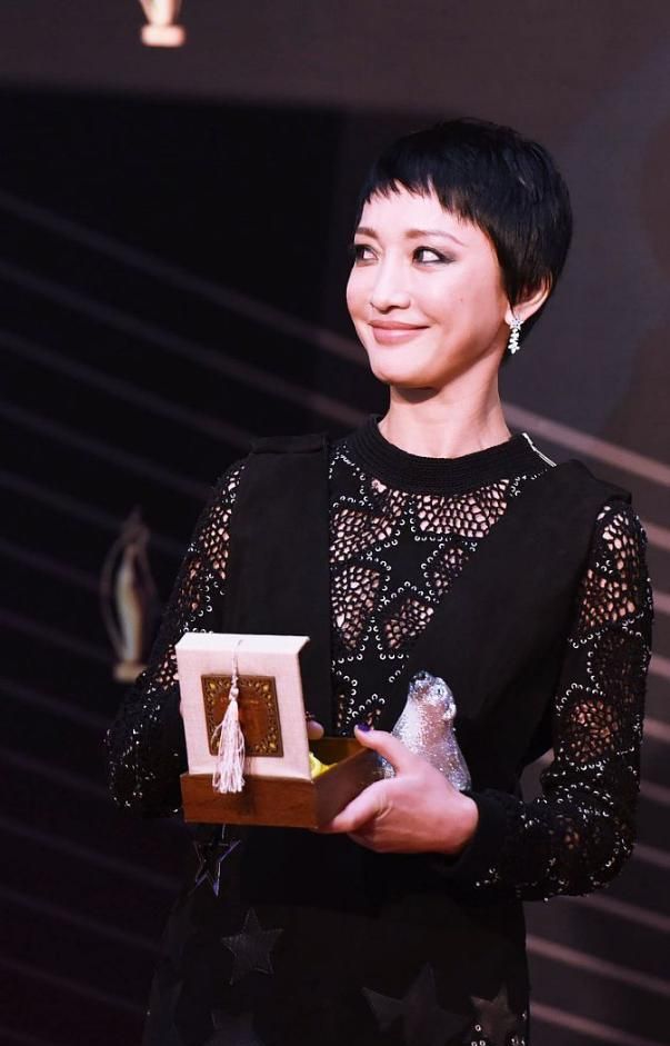 周迅大胆剪短发走性感风穿镂空连衣裙配浓妆气质非一般