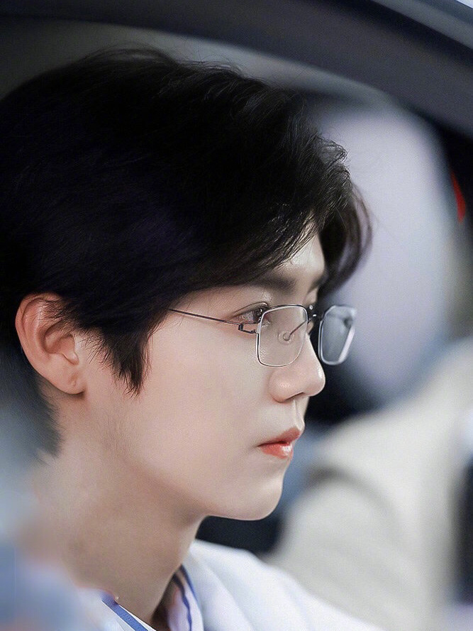 没人能抵挡戴眼镜的鹿晗气质拿捏的刚刚好魅力无限大!