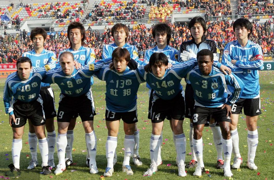 大连实德在金州体育场3比2击败青岛,扬戈维奇打入一球,俱乐部为