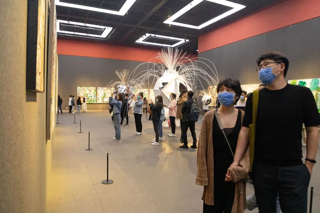 闫平万簇生成艺术展在山东美术馆展出